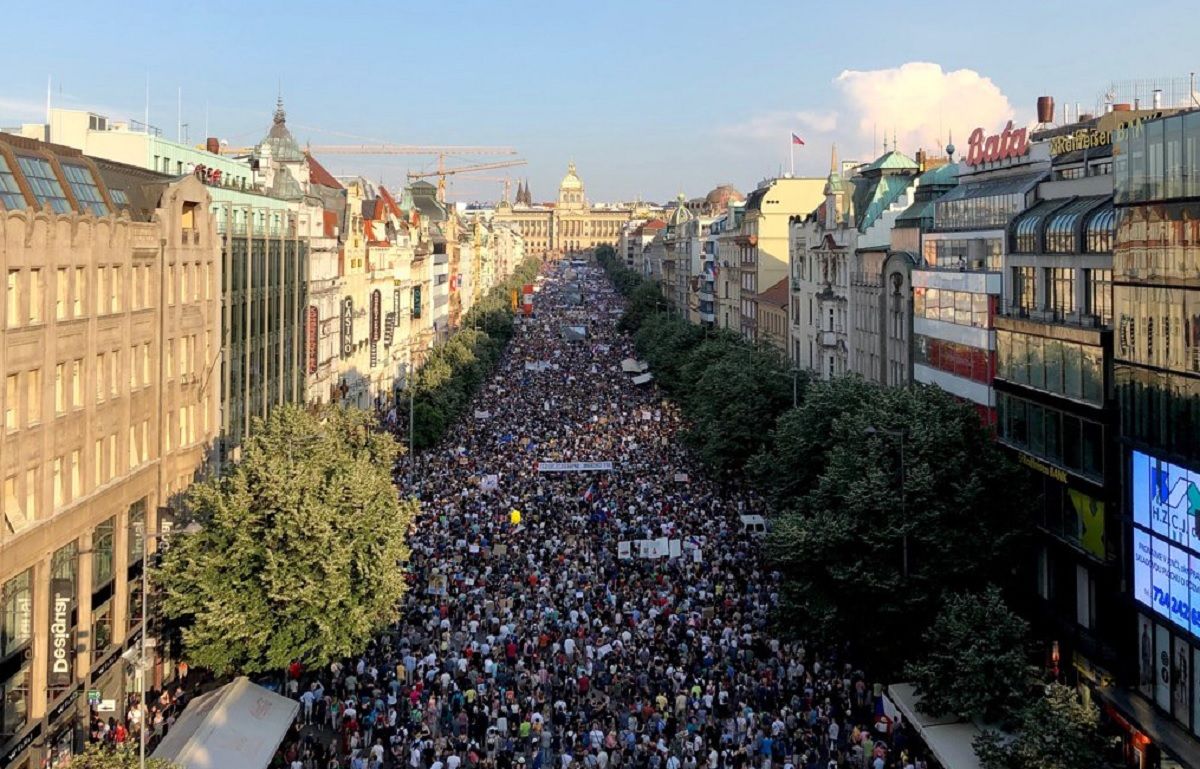Понад 120 тис. чехів вийшли на вулиці Праги з вимогою відставки прем’єр-міністра