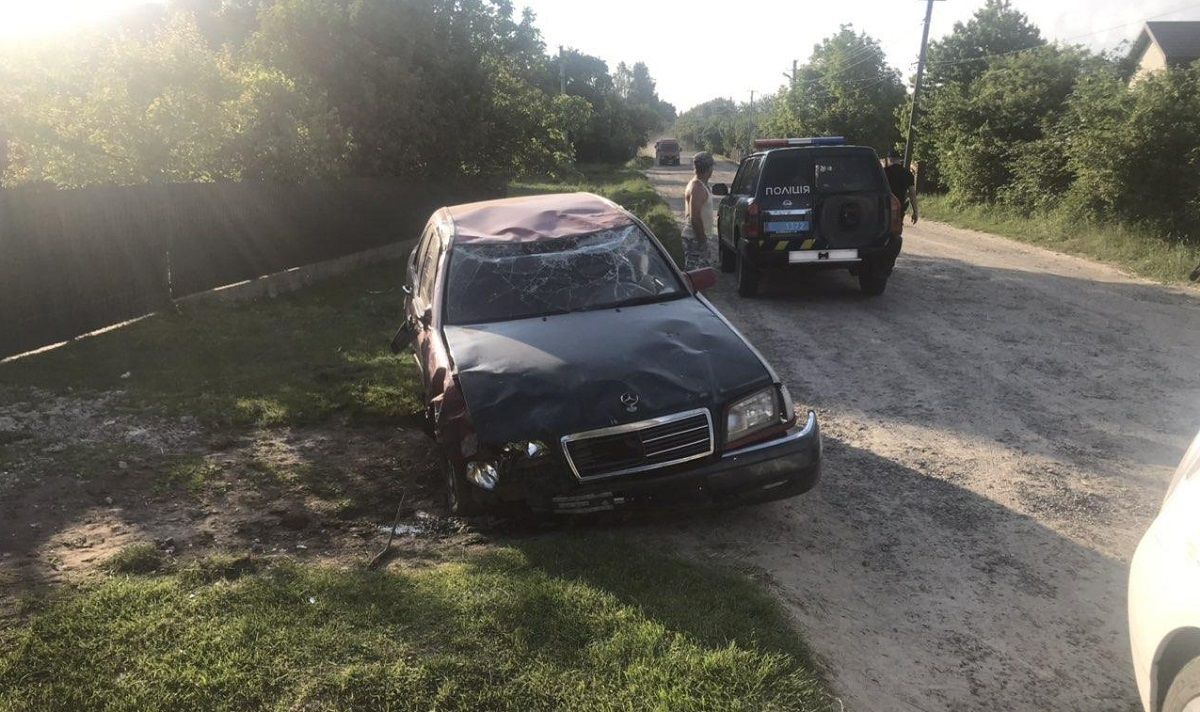 Унаслідок перекидання автомобіля на Яворівщині постраждали двоє людей