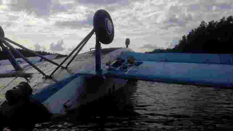 В одне з київських озер упав літак, двоє людей постраждали