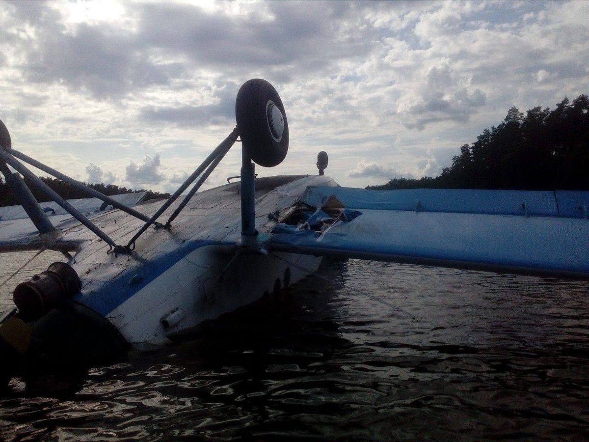 В одне з київських озер упав літак, двоє людей постраждали