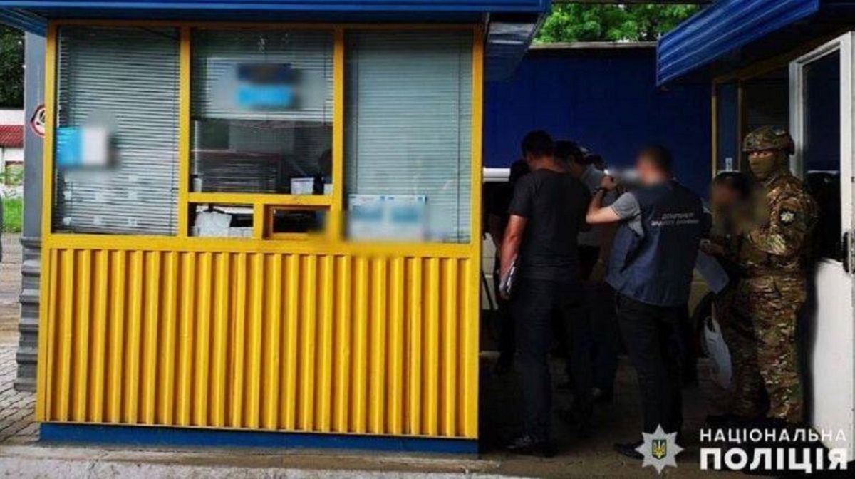 На Буковині митника і прикордонників затримали через хабар за нерозмитнення євроблях