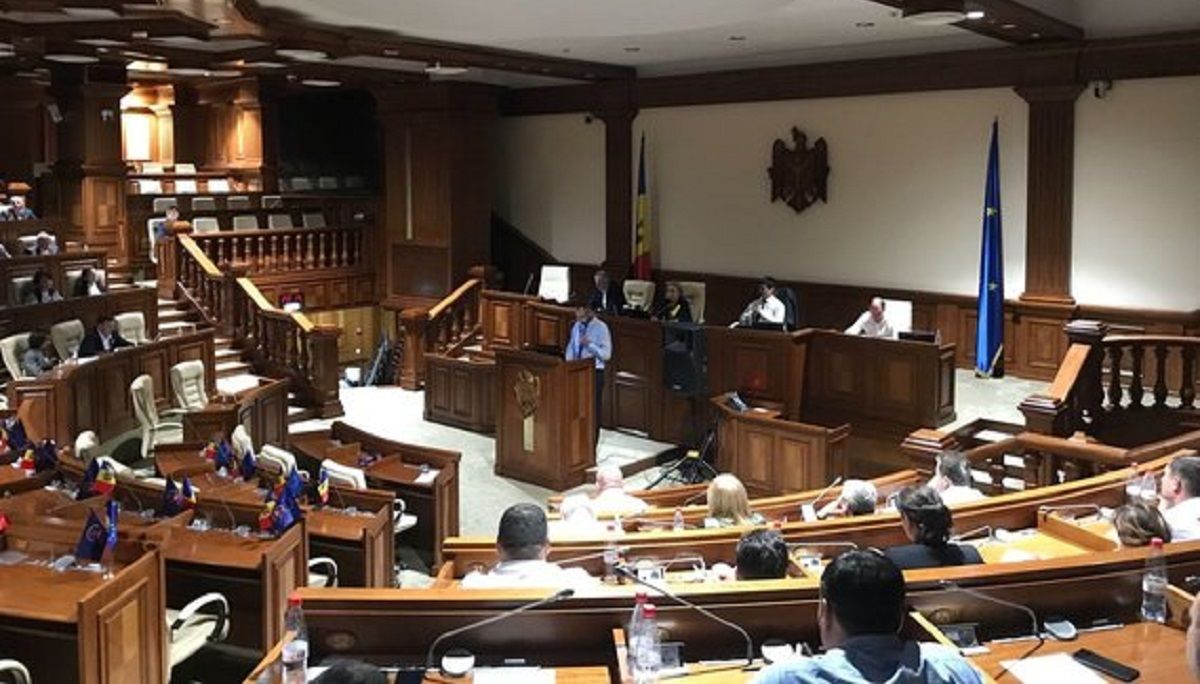 Парламент Молдови офіційно визнав її державою, захопленою олігархами