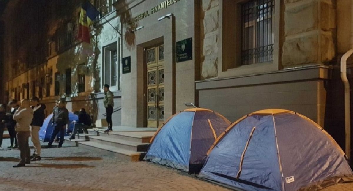 У Кишиневі невідомі почали блокаду держустанов, бюджетників готують до протестів