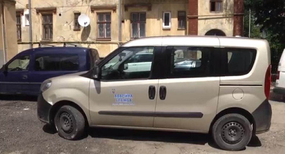 У бензобаки львівських аварійних автомобілів уже вдруге підсипали цукор