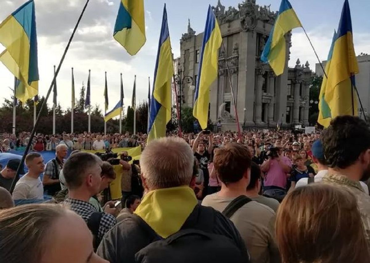 Близько 2000 людей пікетували АП через заяви Кучми щодо Донбасу