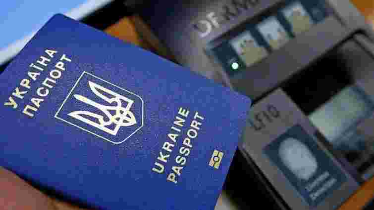 Майже 9 млн українців отримали біометричні паспорти за два роки безвізу