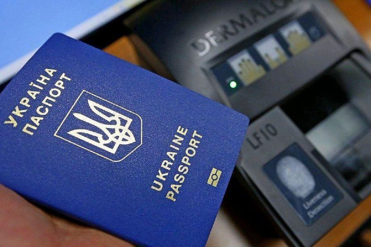 Майже 9 млн українців отримали біометричні паспорти за два роки безвізу
