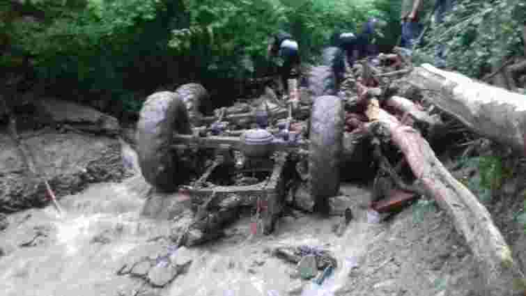 На Закарпатті через падіння лісовоза в річку загинули п’ятеро людей