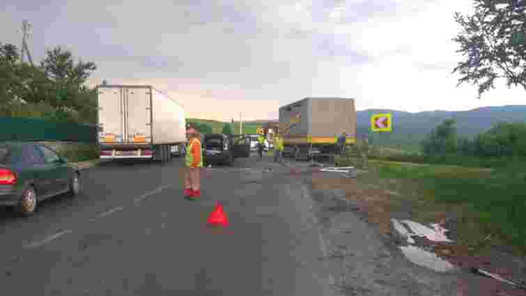 На Сколівщині внаслідок лобового зіткнення з вантажівкою загинув водій легкового автомобіля 