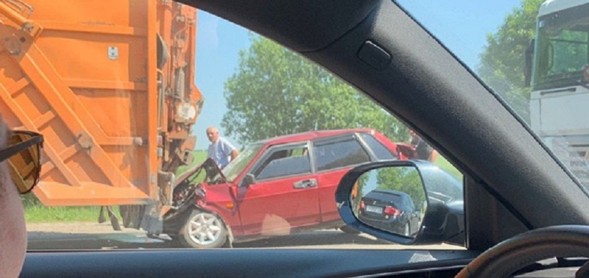 На об’їзній дорозі Львова ВАЗ затисло між двома вантажівками