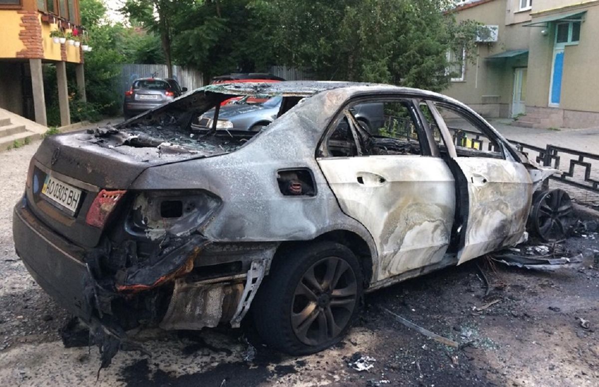 Екс-заступнику мера Ужгорода спалили автомобіль