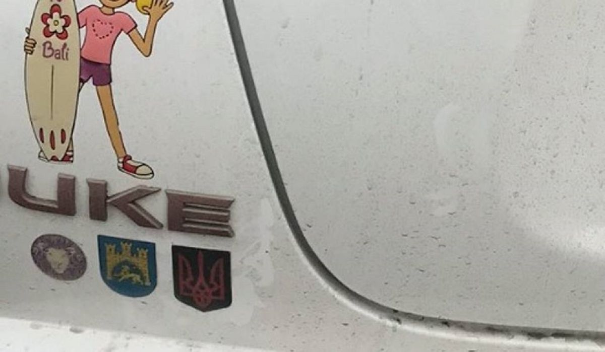 Польська прокуратура закрила справу проти львів’янина за наліпку з тризубом на авто