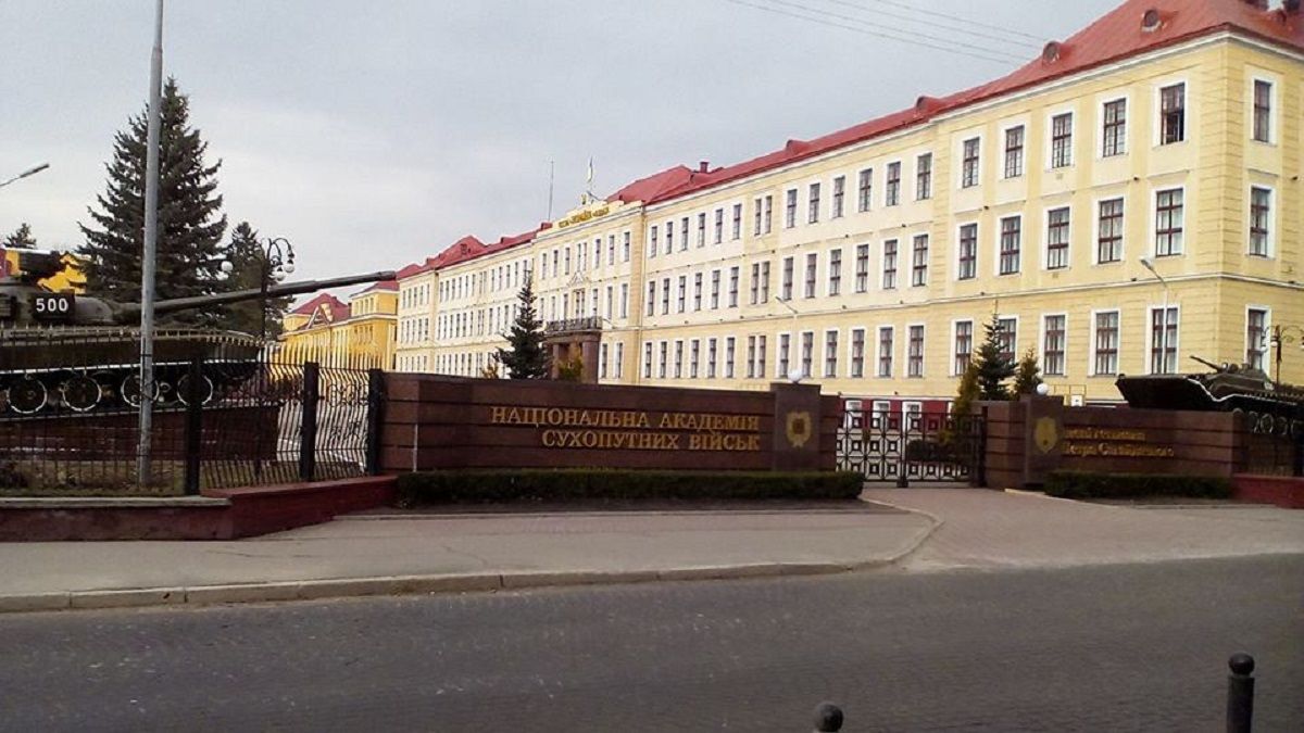 Академія сухопутних військ замовила виготовлення фотоплівок у дочки своєї працівниці  