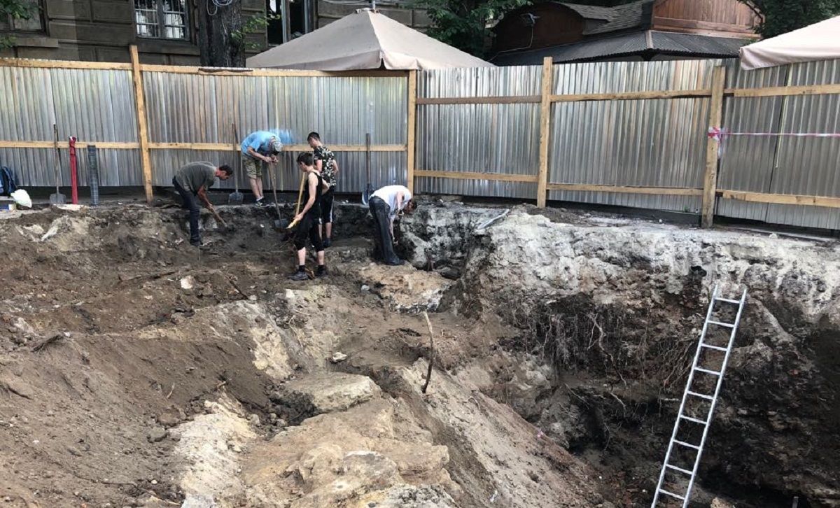 Під час реконструкції фонтану на площі Галицькій у Львові виявили мури давнього храму