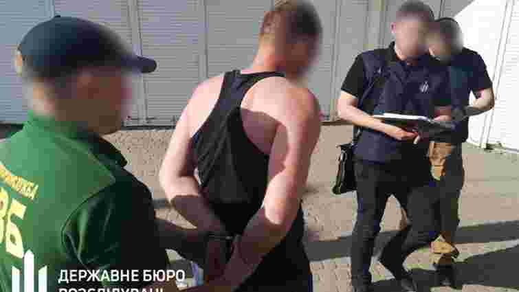 На Львівщині ДБР затримало прикордонника, який давав хабар своєму колезі