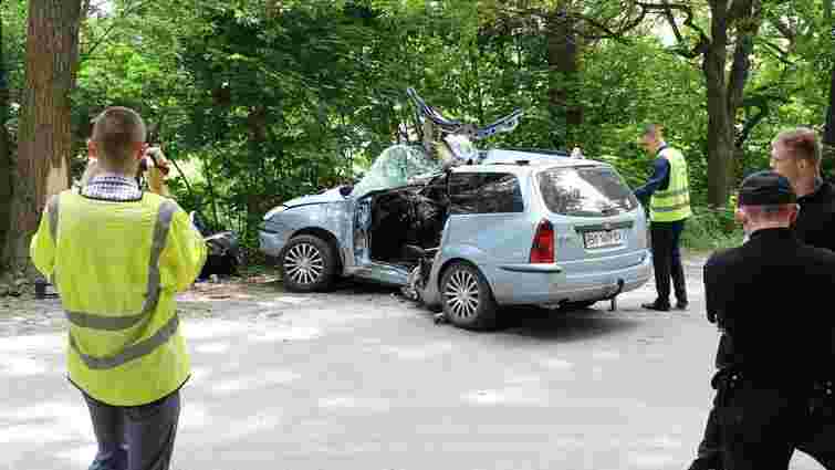 В Тернополі Ford Focus в’їхав у дерево: загинули двоє людей