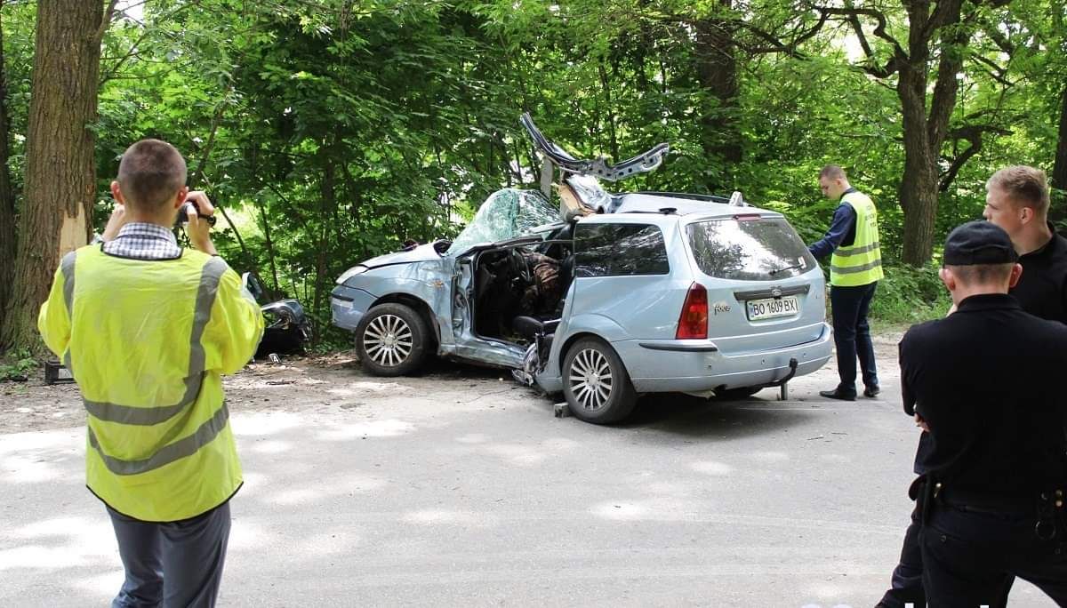 В Тернополі Ford Focus в’їхав у дерево: загинули двоє людей