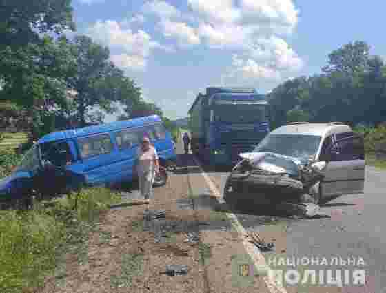 У Золочівському районі в ДТП загинув водій, постраждали двоє пасажирів