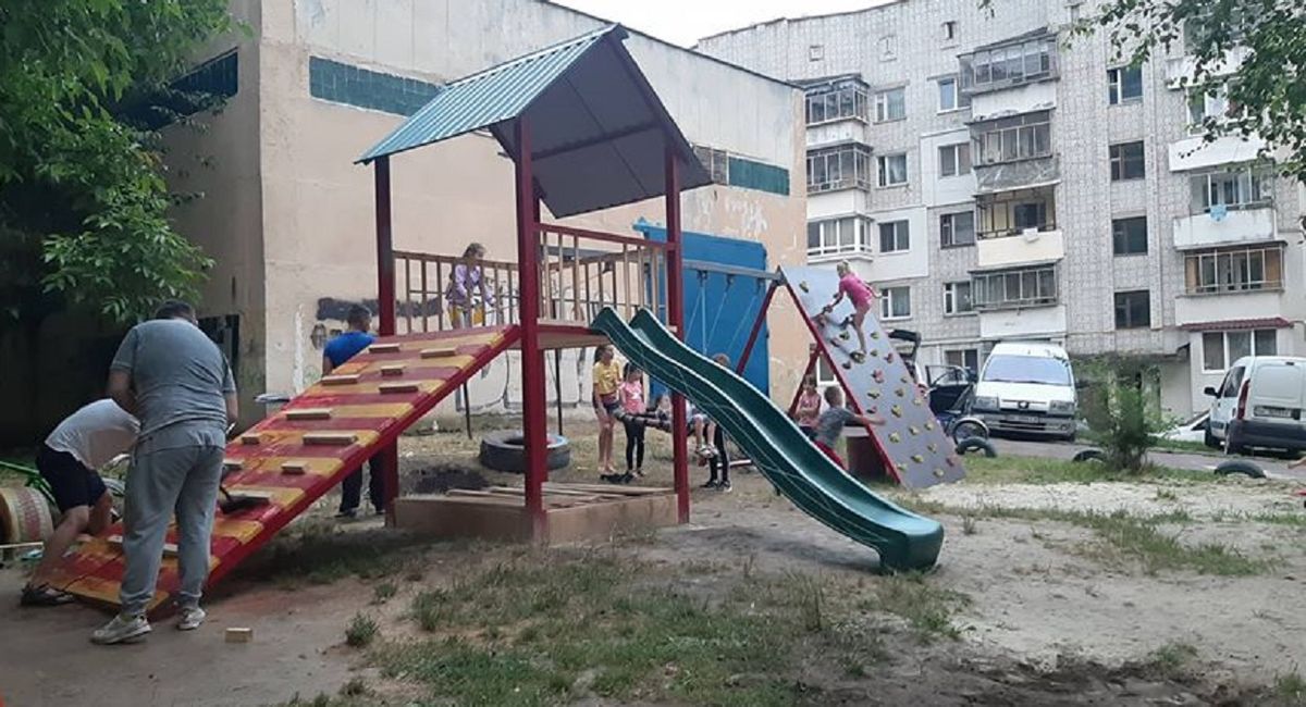 Мешканці Сихова власним коштом облаштували дитячий майданчик
