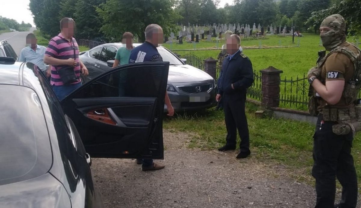 Двох митників на Львівщині затримали за систематичні хабарі від підприємців