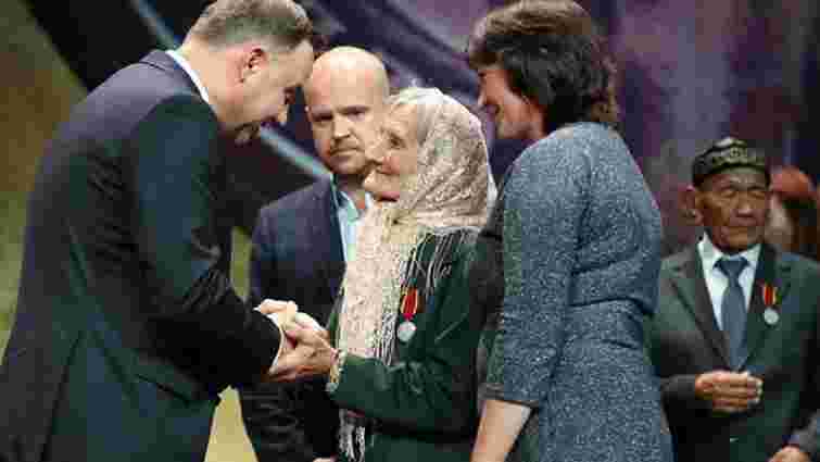 Анджей Дуда нагородив 75-річну українку, яка доглядала за могилами загиблих на Волині поляків