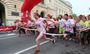Півтисячі львів'ян пробіглись центром міста під час першого кольорового забігу. Фото дня