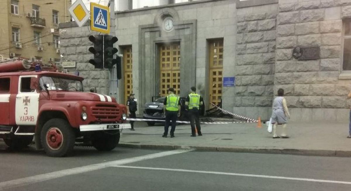 У будівлю міськради Харкова в'їхав автомобіль