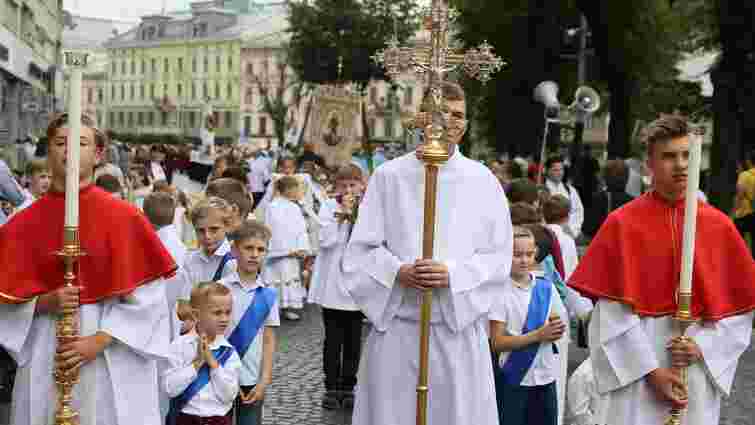 Кілька тисяч римо-католиків пройшли хресною ходою у центрі Львова