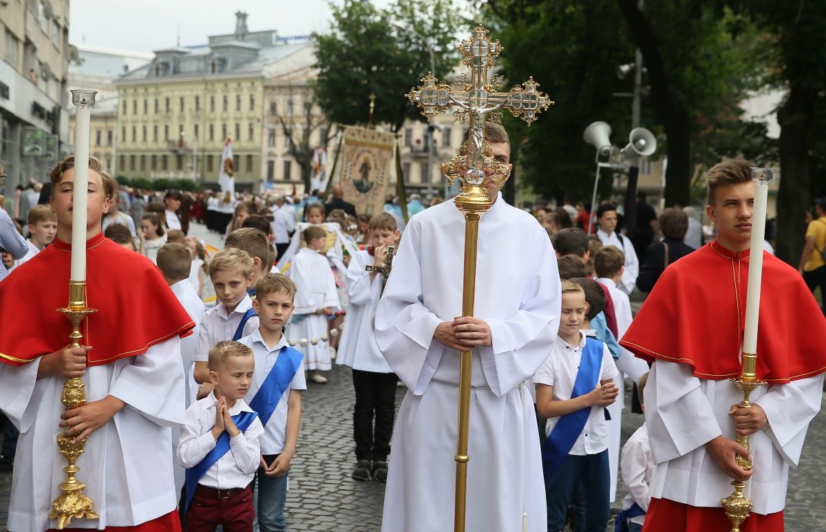 Кілька тисяч римо-католиків пройшли хресною ходою у центрі Львова