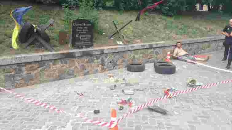У Києві поліція затримала вандала, який розтрощив меморіал пам'яті Сергія Нігояна