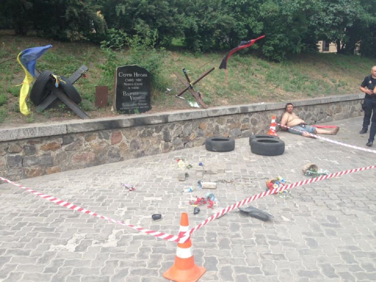 У Києві поліція затримала вандала, який розтрощив меморіал пам'яті Сергія Нігояна