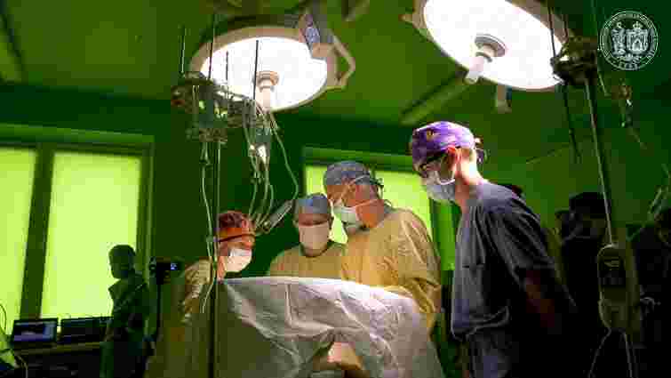 За роботою американського дитячого хірурга  у Львові спостерігали понад 50 українських медиків