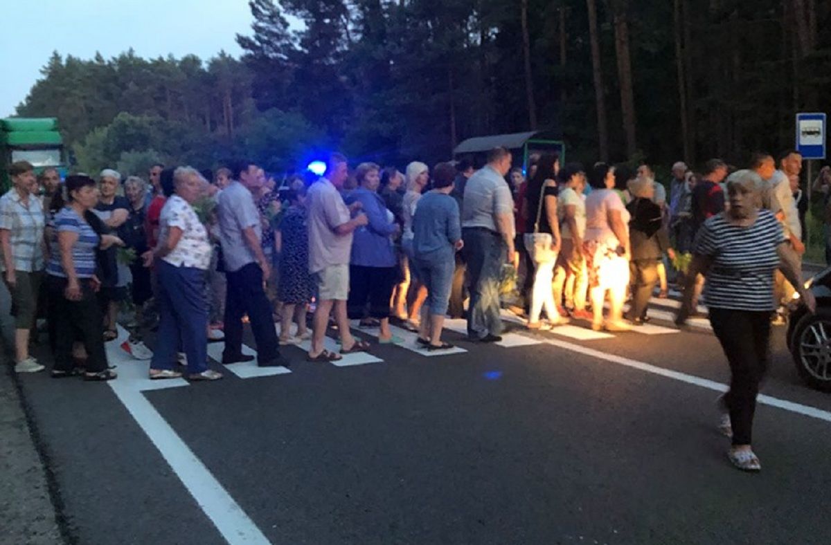 Понад 200 мешканців військового містечка у Яворові перекрили міжнародну трасу