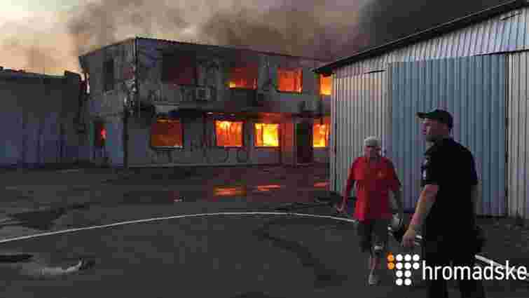 Рятувальники ліквідували масштабну пожежу на складі секонд-хенду під Києвом