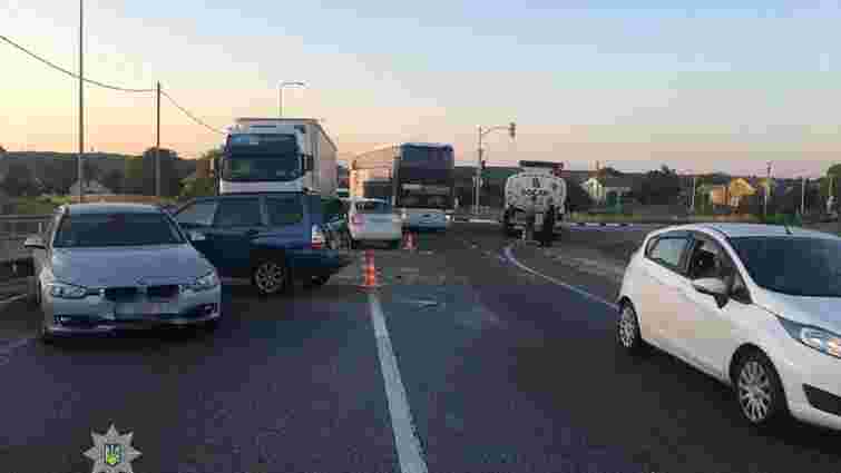 На об’їзній дорозі Львова сталася аварія за участі трьох фур і чотирьох легковиків