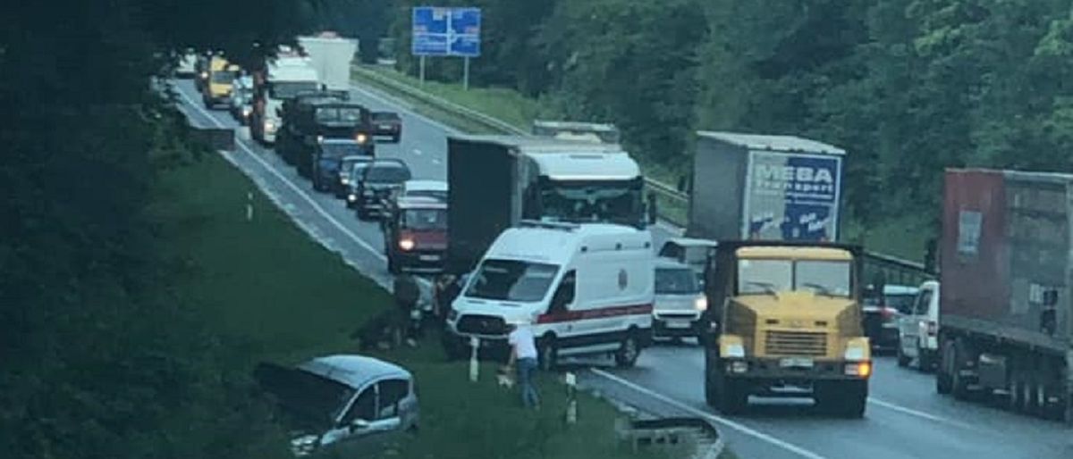 Поблизу Львова через зіткнення легковика та вантажівки постраждали двоє людей 