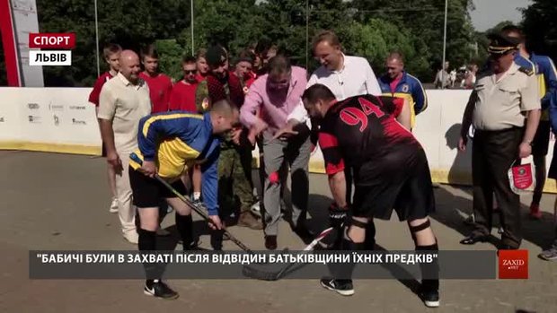 У Львові у вуличний хокей зіграли військові, дипломати, журналісти та IT-фахівці
