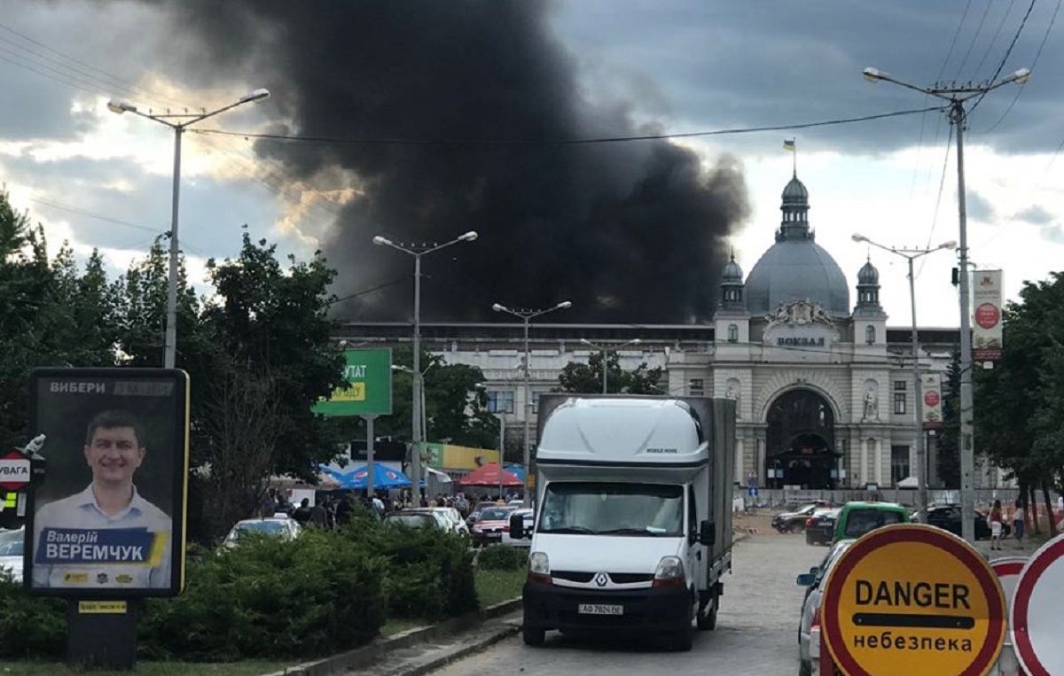 Біля залізничного вокзалу у Львові виникла масштабна пожежа