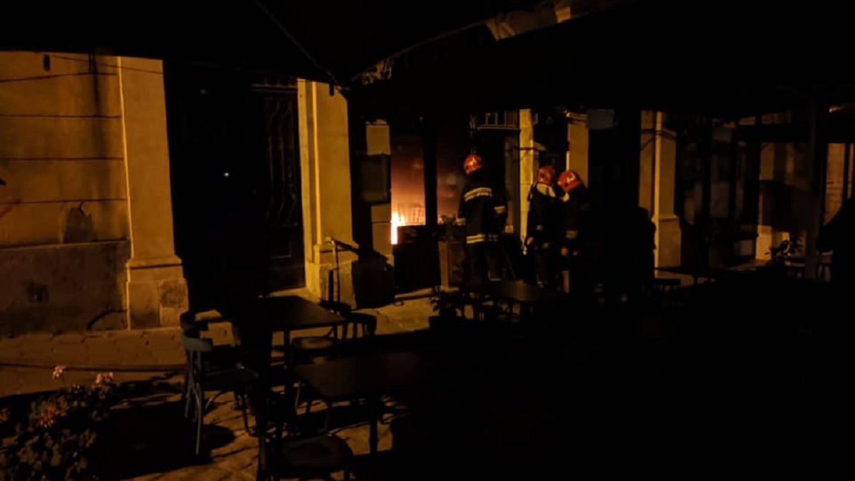 Вночі у центрі Львова виникла пожежа у ресторані «Ґвара»