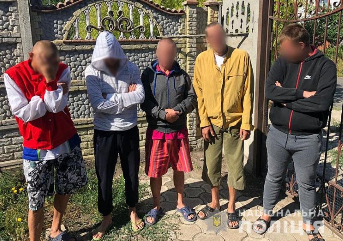 Поліцейські викрили мережу «реабілітаційних центрів» та звільнили з рабства 100 людей