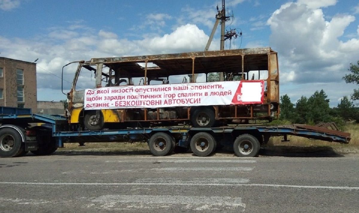 Кандидат у депутати на Київщині використав згорілі автобуси-речдоки для реклами