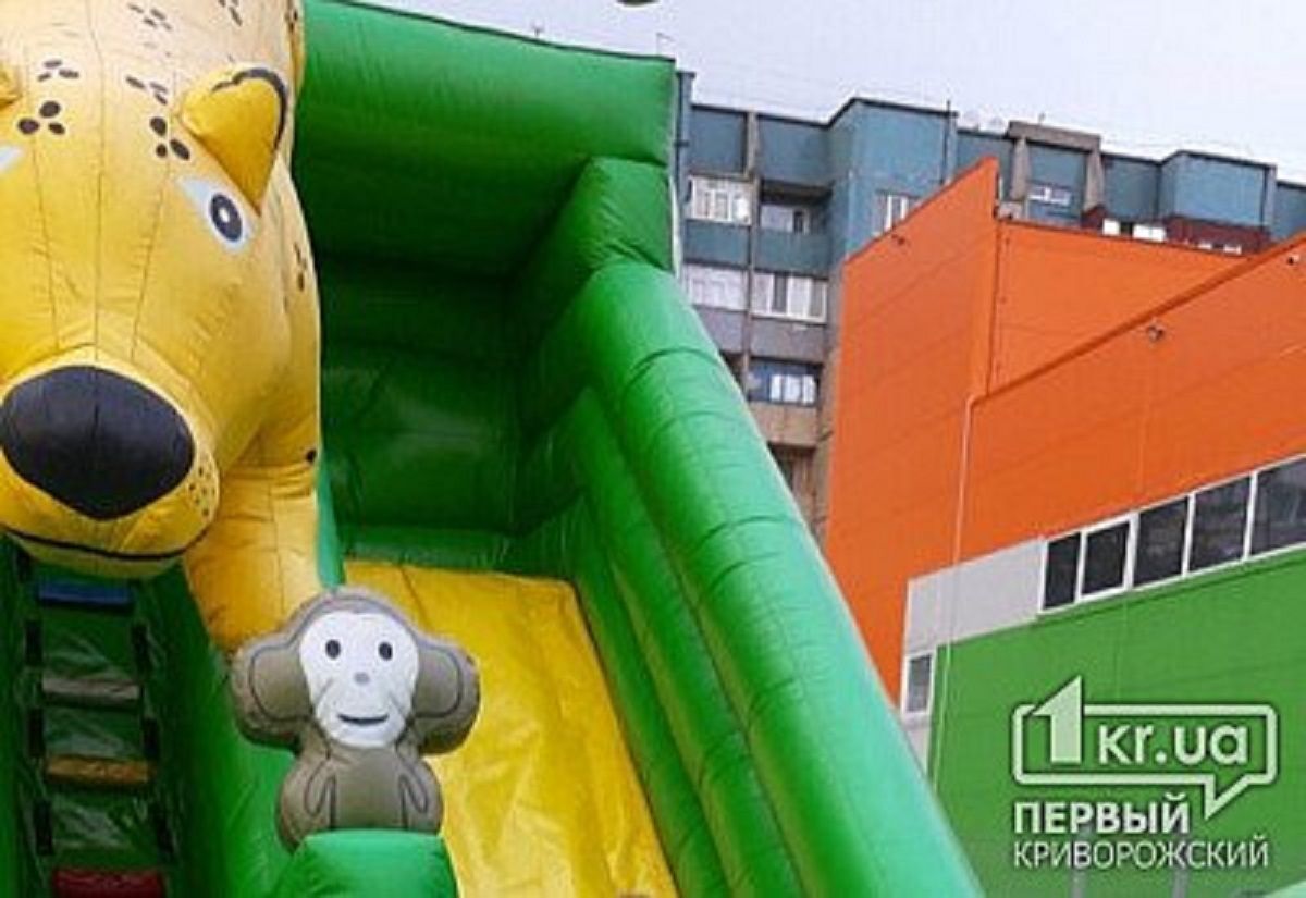 У Кривому Розі поривом вітру перекинуло батут з дітьми, є постраждалі