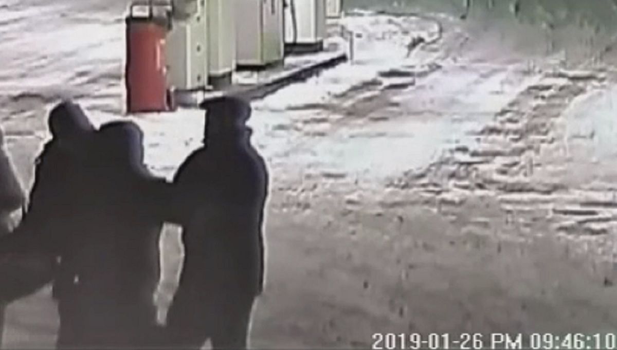 Бійку чиновника Верховної Ради з поліцейськими біля Львова зафіксували камери спостереження АЗС