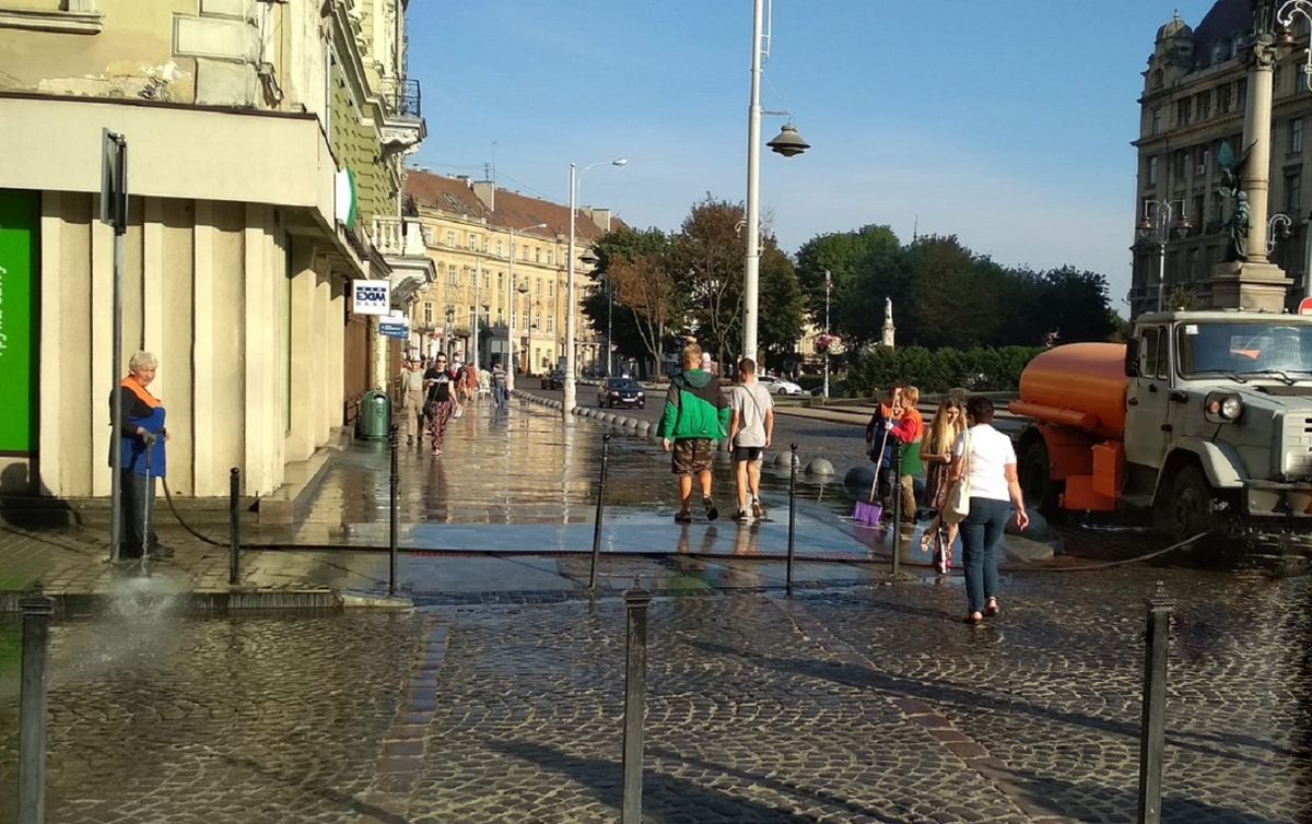 Через спеку комунальники митимуть у Львові тротуари