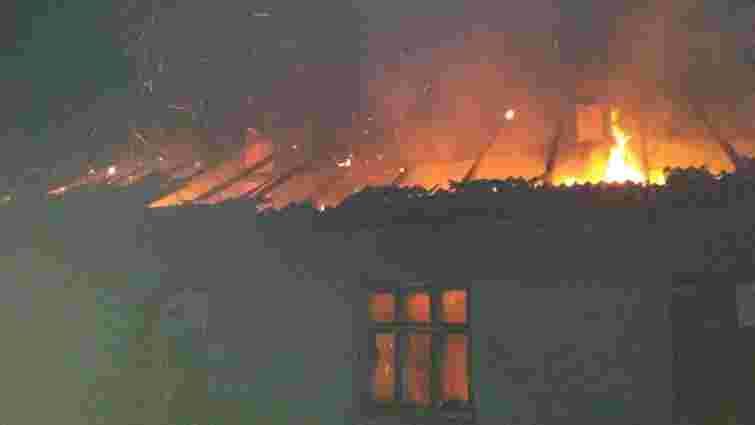 На Львівщині через пожежу в будинку чоловік потрапив у лікарню 