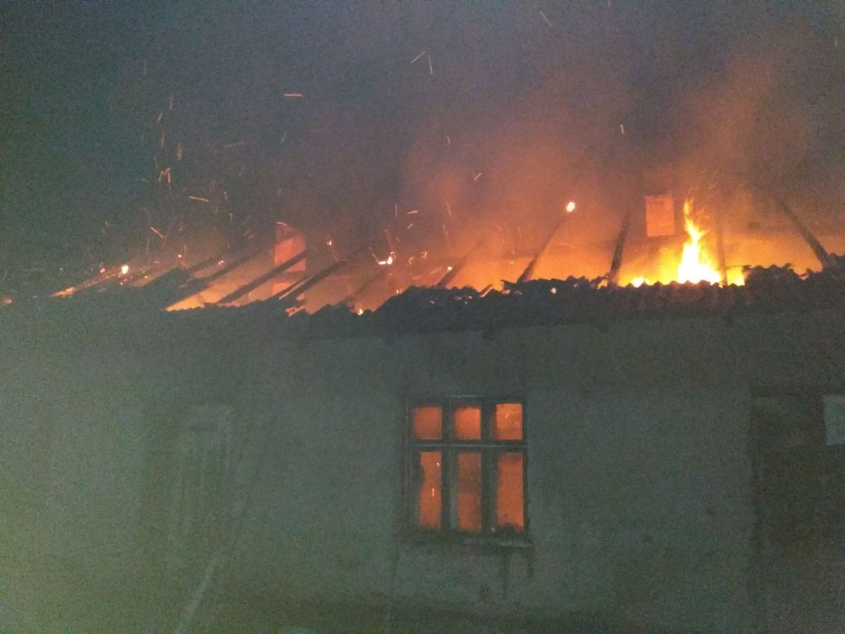 На Львівщині через пожежу в будинку чоловік потрапив у лікарню 