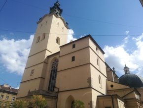У Львові забрали на реставрацію старовинні скульптури апостолів з Латинської катедри