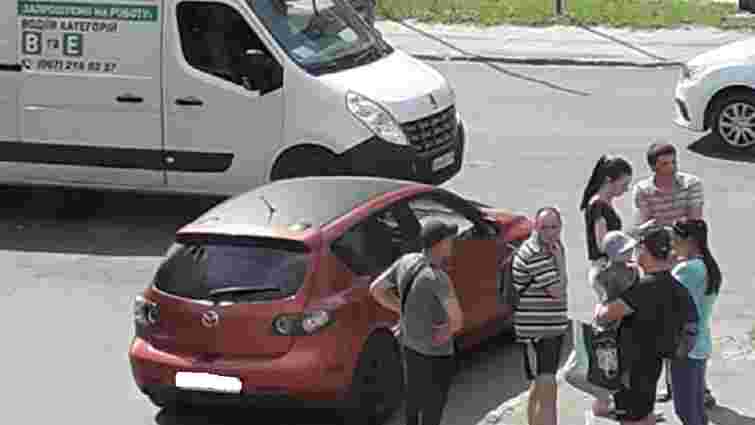 У Львові невідомі посеред дороги напали на водія Mazda 3