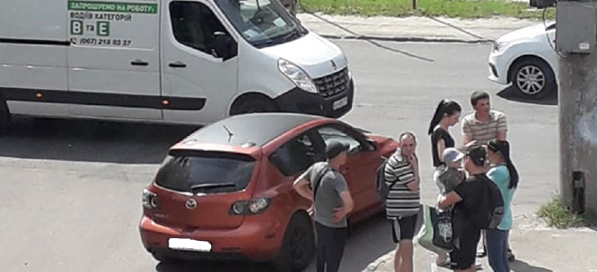 У Львові невідомі посеред дороги напали на водія Mazda 3