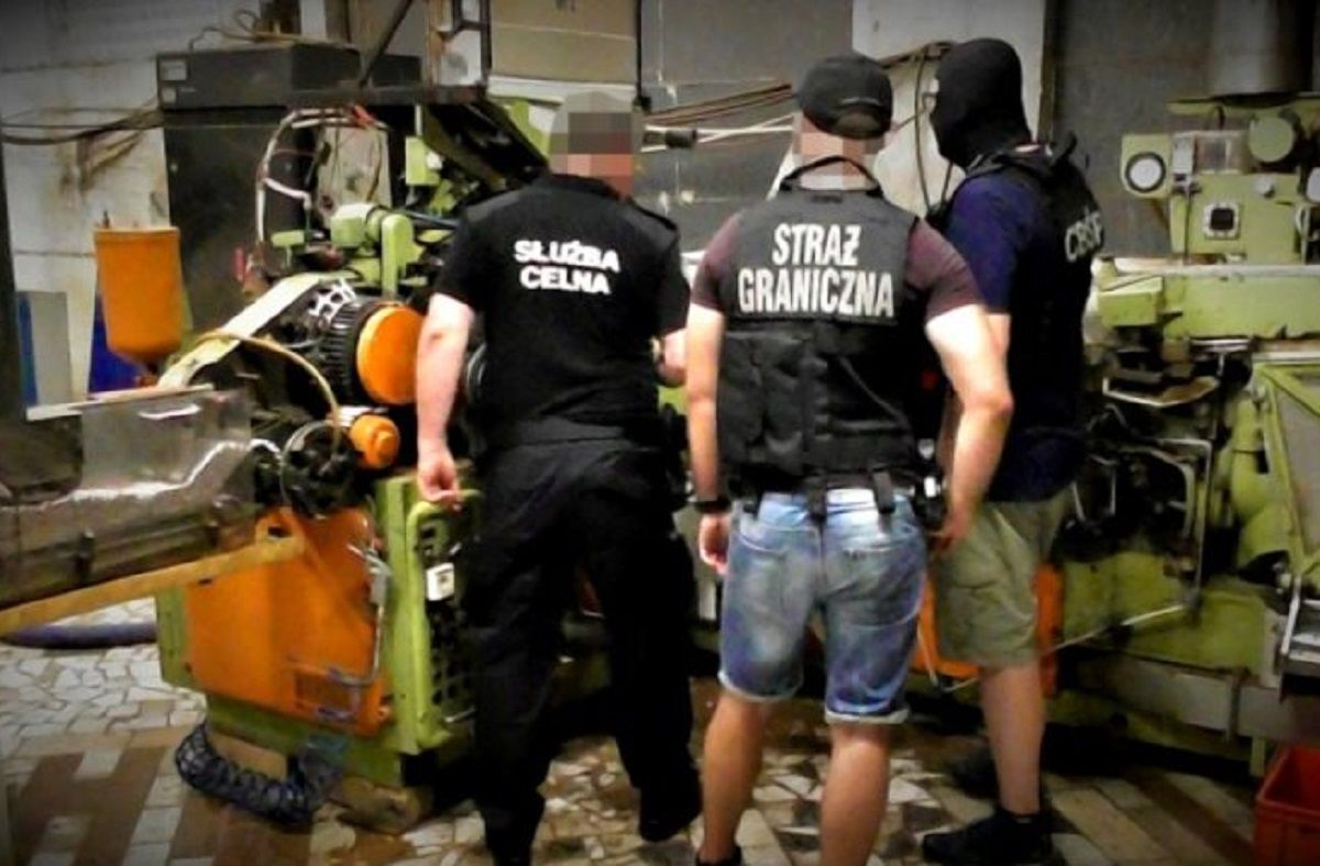 У Польщі на підпільній цигарковій фабриці затримали 12 українців